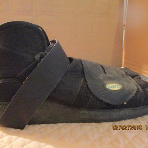 #65 DARCO Shoe Right Foot Relives Pressure